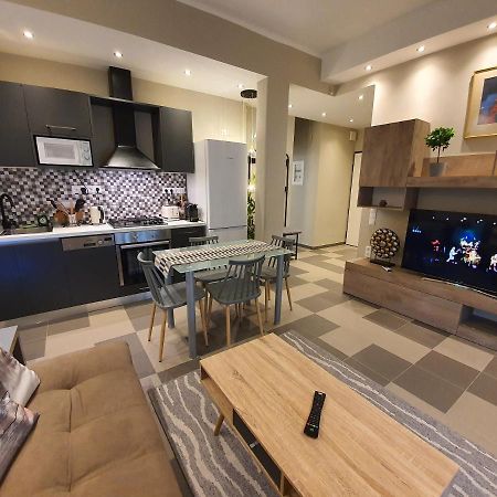Lukas-2 B/R Luxurious Flat With Veranda Apartment Athena Bagian luar foto