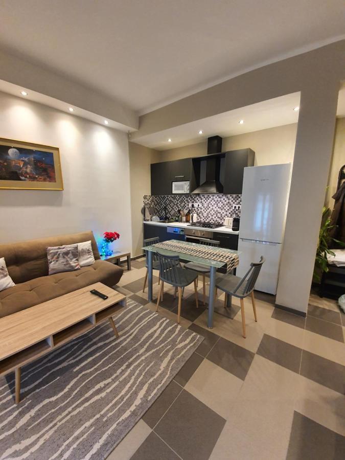Lukas-2 B/R Luxurious Flat With Veranda Apartment Athena Bagian luar foto