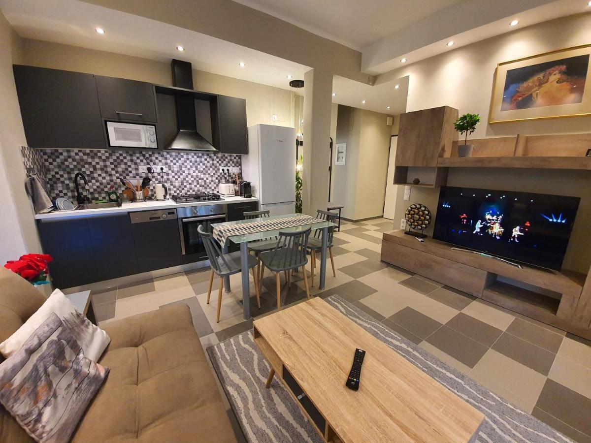 Lukas-2 B/R Luxurious Flat With Veranda Apartment Athena Bagian luar foto