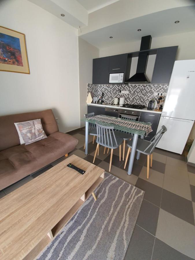 Lukas-2 B/R Luxurious Flat With Veranda Apartment Athena Bagian luar foto