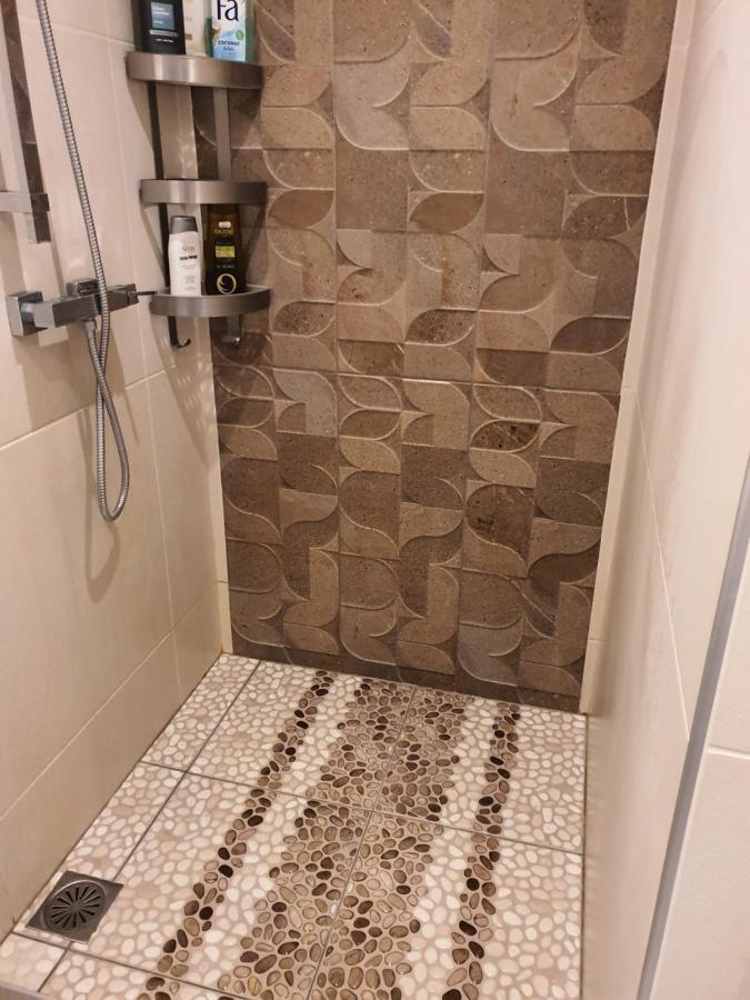 Lukas-2 B/R Luxurious Flat With Veranda Apartment Athena Bagian luar foto