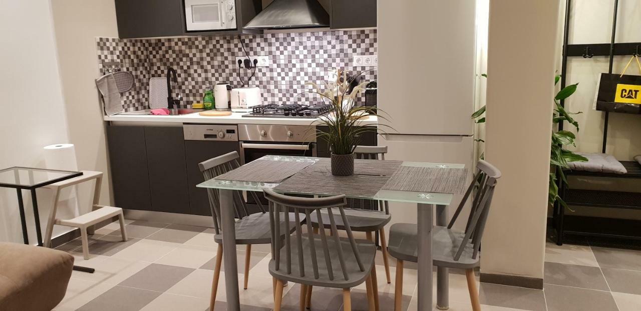 Lukas-2 B/R Luxurious Flat With Veranda Apartment Athena Bagian luar foto